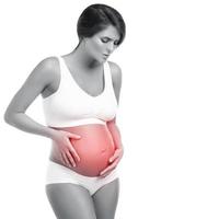 gravid kvinna har smärta i henne mage foto