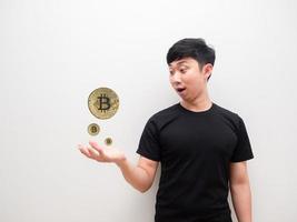 asiatisk man ser på bitcoin på hand Lycklig ansikte och leende de digital pengar begrepp på vit isolerat bakgrund foto