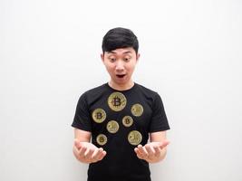 asiatisk man ser på många bitcoin på två hand känna upphetsad och Wow ansikte de digital pengar begrepp på vit isolerat bakgrund foto