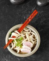 topp se japansk kaka udon med narutomaki garnering foto