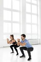 kondition man och kvinna under träna med i de Gym. foto