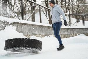 stark sportsman under hans korsa Träning träna under snöig och kall vinter- dag. foto