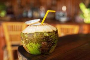kokos dryck på de tabell i äkta strand bar foto