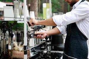 Barista framställning kaffe använder sig av professionell espresso maskin foto