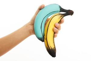kvinna hand och kreativt dekorerad färgrik bananer foto