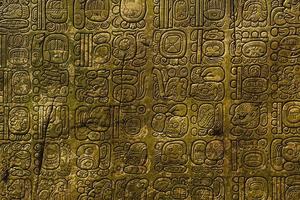 gammal maya manus ristade på de sten vägg foto