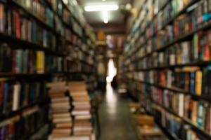 suddig bakgrund av böcker i de bibliotek foto