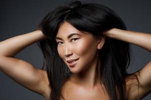 skön asiatisk kvinna med en svart friska hår foto