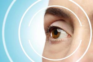 begrepp av laser öga kirurgi eller visuell skärpa kolla upp foto
