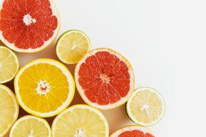 skivad citrus- frukt sådan som grapefrukt, orange, citron- och kalk på vit bakgrund foto