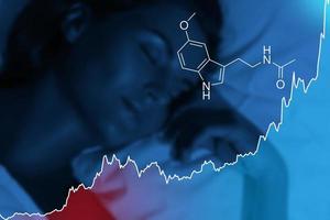 sovande kvinna och Diagram av stigande melatonin nivå foto