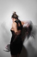 porträtt av dans kvinna bär lång tyll handskar tagen med en lång exponering för rörelse fläck effekt foto