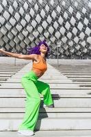 aktiva kvinna bär färgrik sportkläder utför på de gata under sommar dag foto
