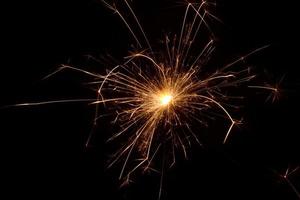 ny år eve firande med gnistrande fyrverkeri. sparklers på en svart bakgrund. närbild av de brinnande gnista. fyrverkeri i lågor på en svart bakgrund. jul tomtebloss. foto