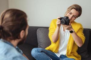 kvinna fotograf tar foton av henne pojkvän på Hem