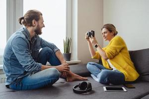 kvinna fotograf tar foton av henne pojkvän på Hem