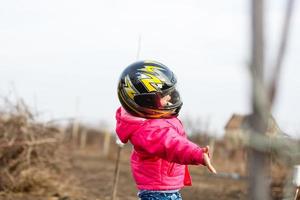 liten flicka i en motorcykel hjälm. foto