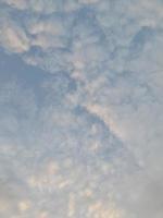 blå himmel med pösigt moln bakgrund. naturlig bakgrund foto