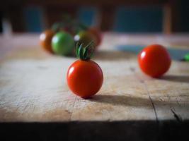 färsk tomater på de skärande styrelse, tomater också innehålla kalium, fosfor, magnesium och Övrig mineraler. foto
