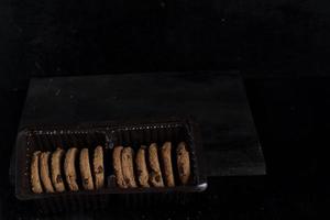 choklad chip småkakor på svart bakgrund foto