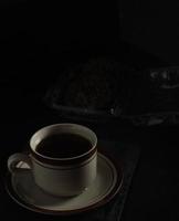cucur kaka och te isolerat på svart bakgrund. indonesiska kaka foto