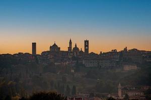 solnedgång med bergamo citta alta horisont foto