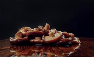 en spridning av inlagd svamp på en trä- tabell . friska by mat . salt svart mjölk svamp . foto