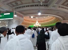 mecka, saudi Arabien, dec 2022 - pilgrimer från annorlunda länder prestera sa'i mellan safa och marwa kullar i masjid al-haram, mecka. foto