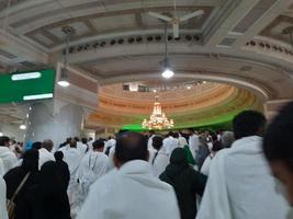 mecka, saudi Arabien, dec 2022 - pilgrimer från annorlunda länder prestera sa'i mellan safa och marwa kullar i masjid al-haram, mecka. foto