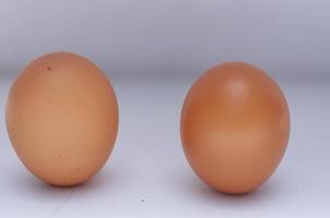 de grupp av rå ägg isolerat på vit bakgrund foto