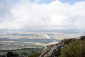 antenn se av de landsbygden. bro för de tåg mellan madrid och segovia foto