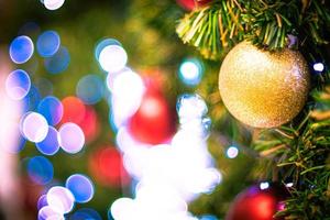 jul ornament, grannlåt, jul bulbsor jul bubblor dekorera träd foto
