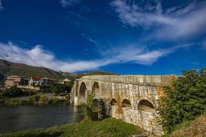 arslanagisk bro på trebisnjica flod i trebinje, bosnien och herzegovina foto