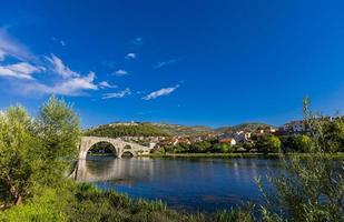 arslanagisk bro på trebisnjica flod i trebinje, bosnien och herzegovina foto