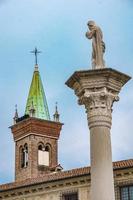 staty av de återlösare på piazza dei signori i vicenza, Italien foto