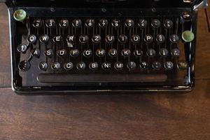 årgång skrivmaskin nycklar med selektiv fokus. antik skrivmaskin. årgång skrivmaskin maskin närbild Foto. foto