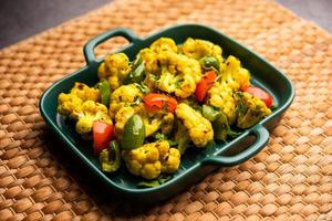indisk fool gobi shimla mirch sabji recept eller spansk peppar blomkål sabzi, en friska och hemlagad torr vegetabiliska maträtt. foto