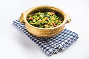 palak matar curry också känd som spenat geen ärtor masala sabzi eller sabji, indisk mat foto