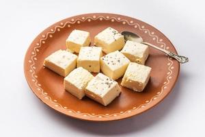 kharvas eller kind, chik, bari, pis eller junnu är en ljuv mejeri produkt tillverkad från bovin råmjölk foto