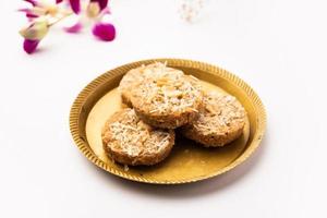 amrit peda eller amrut pedha eller pera är ett indisk ljuv tillverkad från mjölk och socker med kokos garnering foto