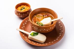 passivt klubba eller idli godis med pinne eras med sambar och chutney, söder indisk frukost foto
