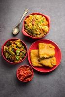 bengali bhog mat för indisk hindu durga puja eller pooja festival. khichadi, labra, tomat chutney foto