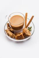 jaggery te eller gur ki chai med Ingredienser tycka om gud, ingefära eller adrak, grön kardemumma och kanel foto