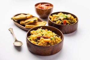 bengali bhog mat för indisk hindu durga puja eller pooja festival. khichadi, labra, tomat chutney foto