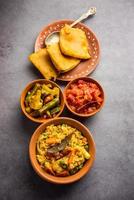 bengali bhog mat för indisk hindu durga puja eller pooja festival. khichadi, labra, tomat chutney foto