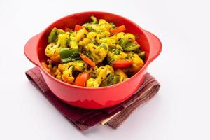 indisk fool gobi shimla mirch sabji recept eller spansk peppar blomkål sabzi, en friska och hemlagad torr vegetabiliska maträtt. foto
