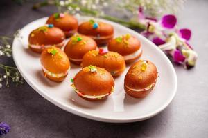 malai hacka eller grädde smörgås tillverkad använder sig av fyllning rasgulla eller gulab jamun ljuv är en bengali ljuv foto