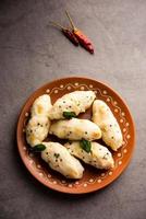 kozhukatta pidi är en ångad mellanmål mat från kerala ris mjöl med finger visningar foto