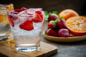ljuv frukt dryck jordgubb soda och orange soda kall dryck vitamin frukt, gott drycker på trä tabell foto