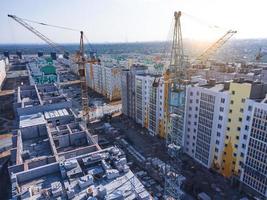 antenn se av konstruktion webbplats av en ny lägenhet hus. foto